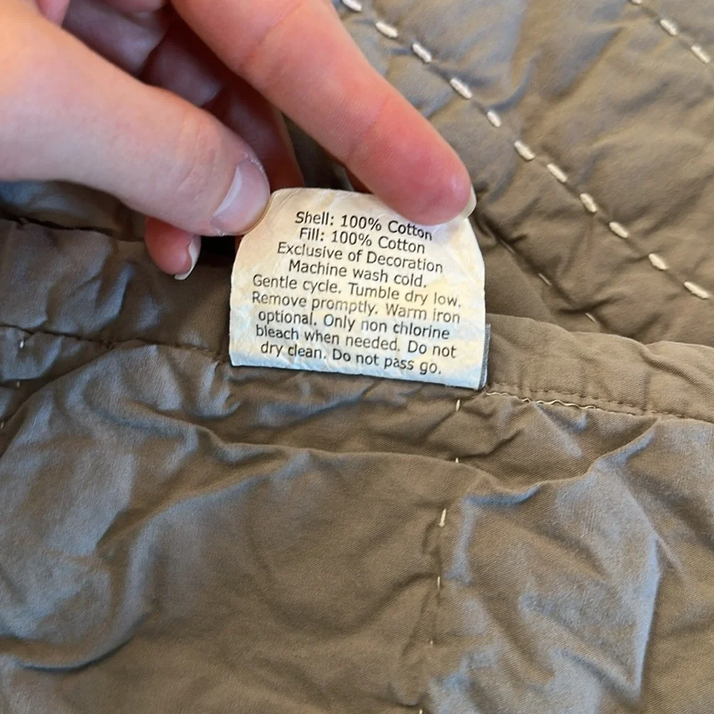 Crate & Barrel Kids elephant excursion organic cotton crib toddler quilt 🤍🐘🩶